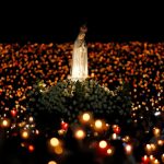 La Madonna di Fatima è portata in processione