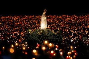 La Madonna di Fatima è portata in processione